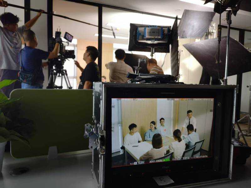 水磨沟区TVC拍摄公司：科技产品视觉化大师，诠释未来感与功能美学